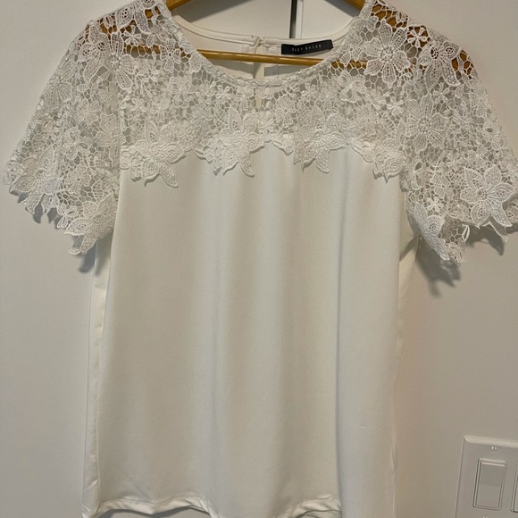 Suzy Shier cute white top with pattern detail. Brand New size medium - Picture 1 of 2